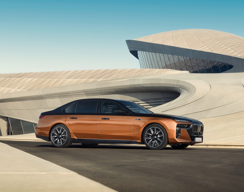 BMW i7 M70