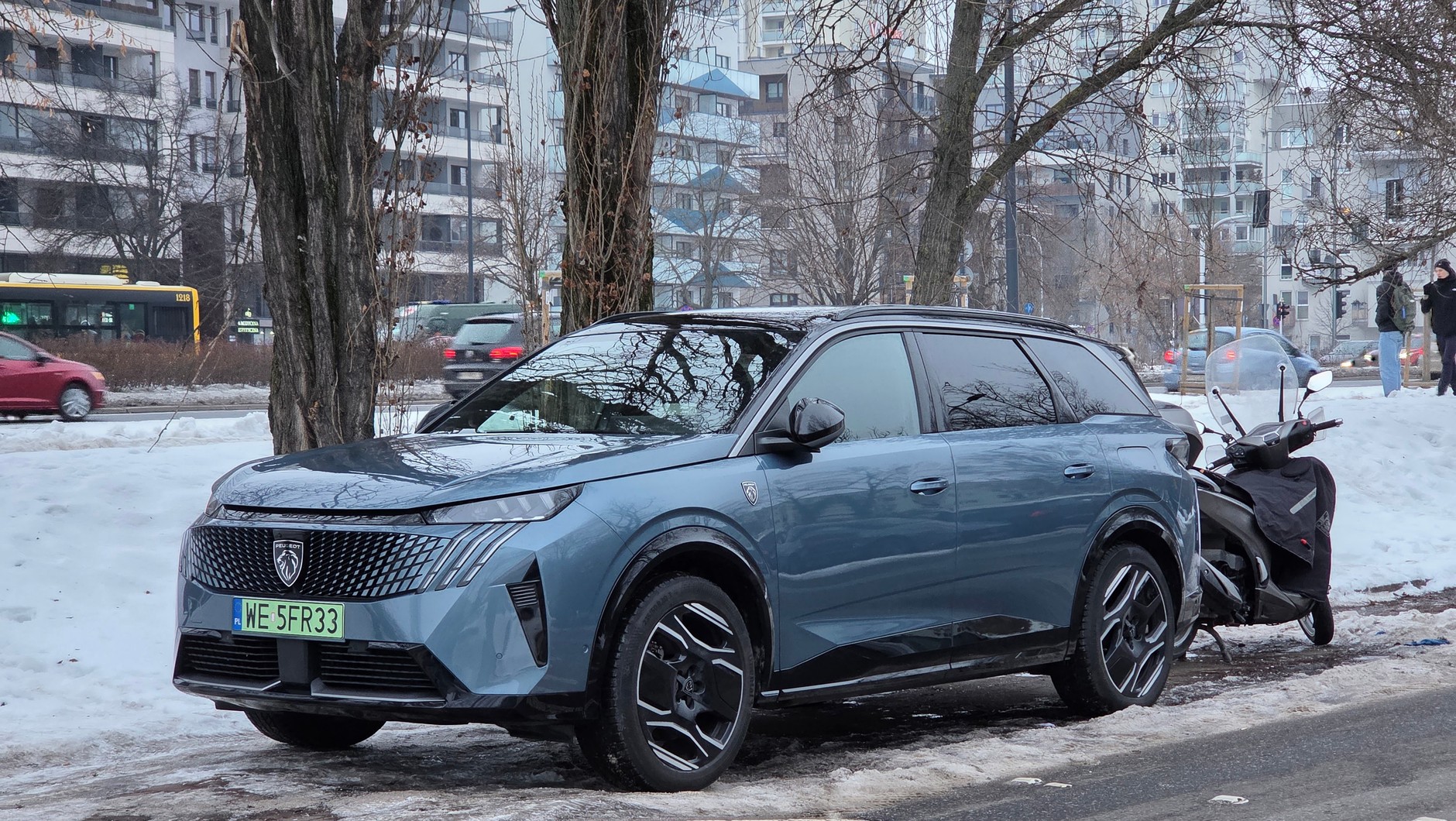 Zero taryfy ulgowej. Podczas mroźnego weekendu Peugeot e-5008 zimował na zewnątrz