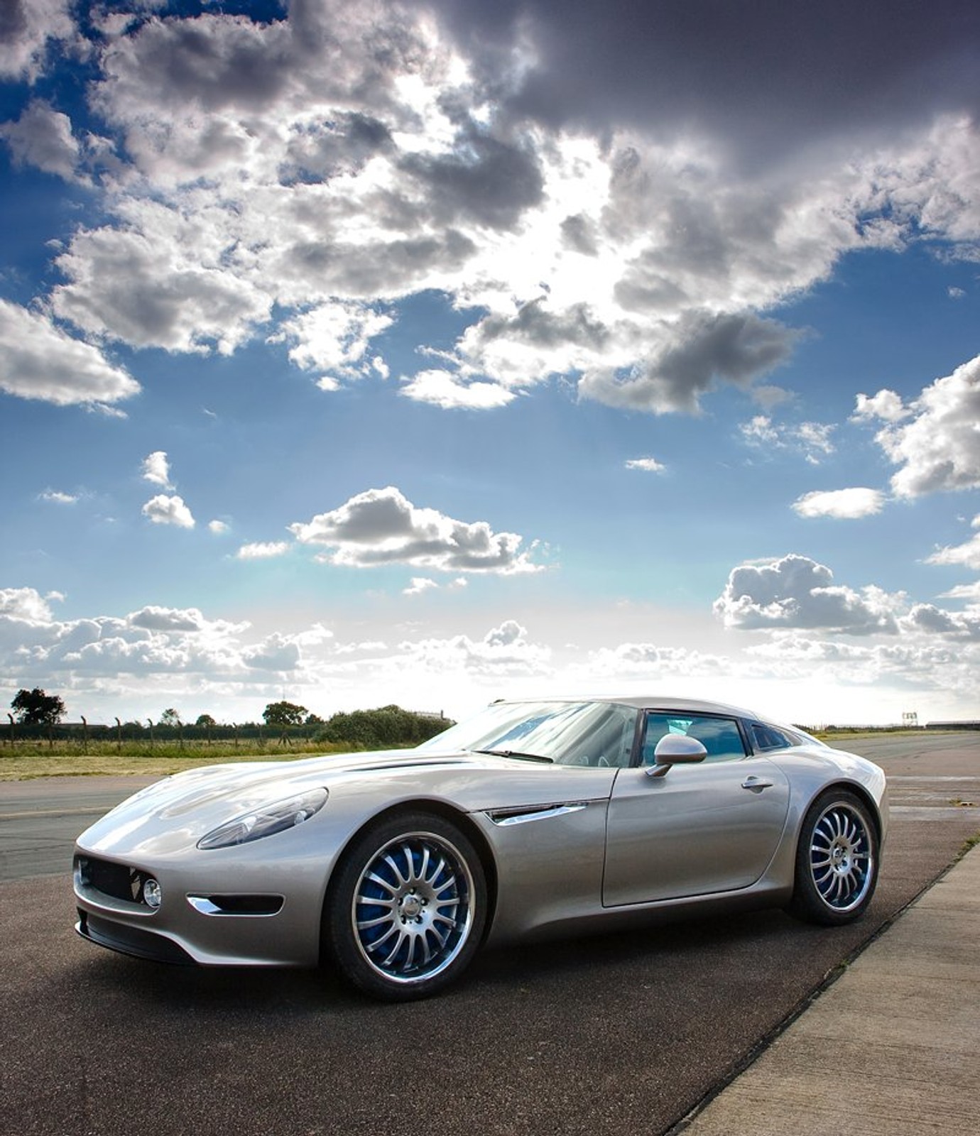 Lightning GT – mocny elektryczny supersport wchodzi do sprzedaży