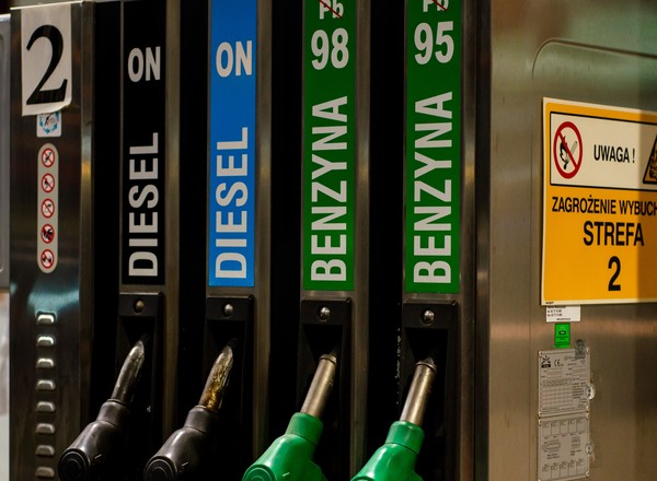Olej napędowy w Polsce droższy niż w Czechach i na Słowacji. Gdzie jeszcze zatankujemy taniej?