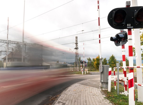 Koniec ryzykownego zachowania kierowców. Na przejazdach kolejowych staną fotoradary