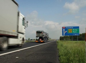 O czym informują słupki przydrożne? Każdy kierowca powinien to wiedzieć