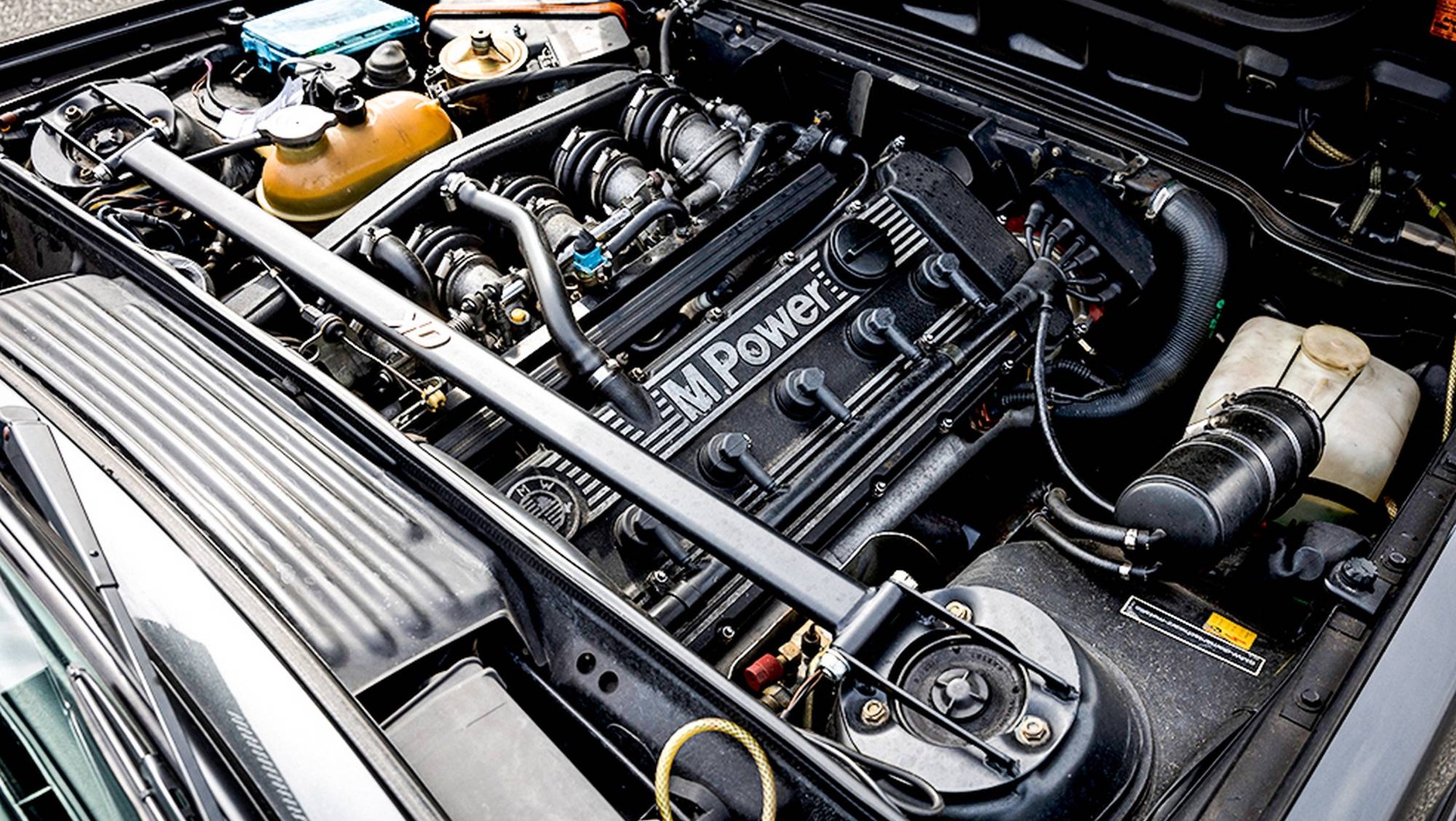 Wymalowany napis M-Power na pokrywie wałków rozrządu to ukoronowanie świetnego, 6-cylindrowego silnika.