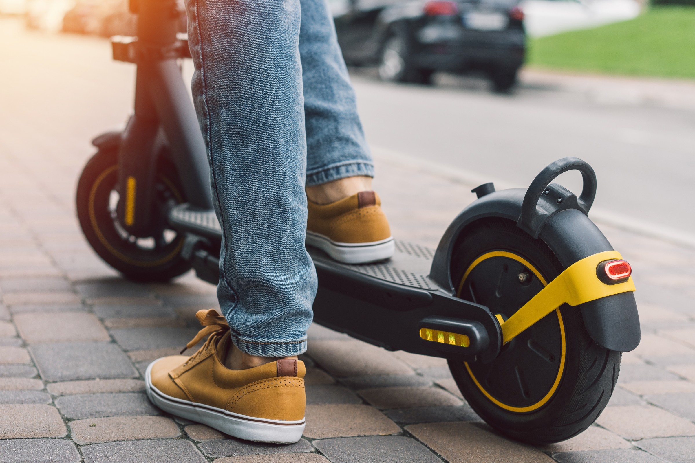 11-latek na hulajnodze jechał drogą krajową. Jego ojciec miał proste wyjaśnienie