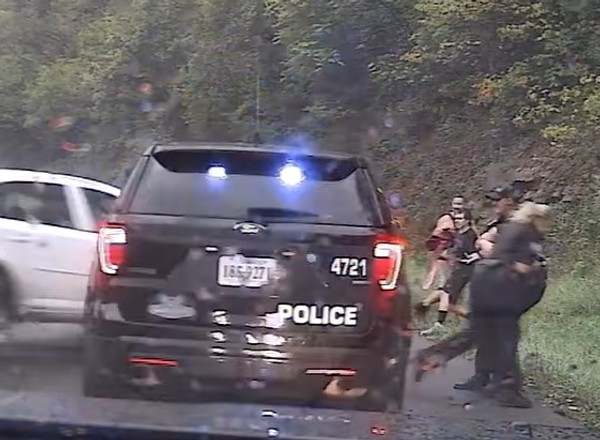 Auto uderzyło w radiowóz i prawie zmiotło dwójkę policjantów [Nagranie]
