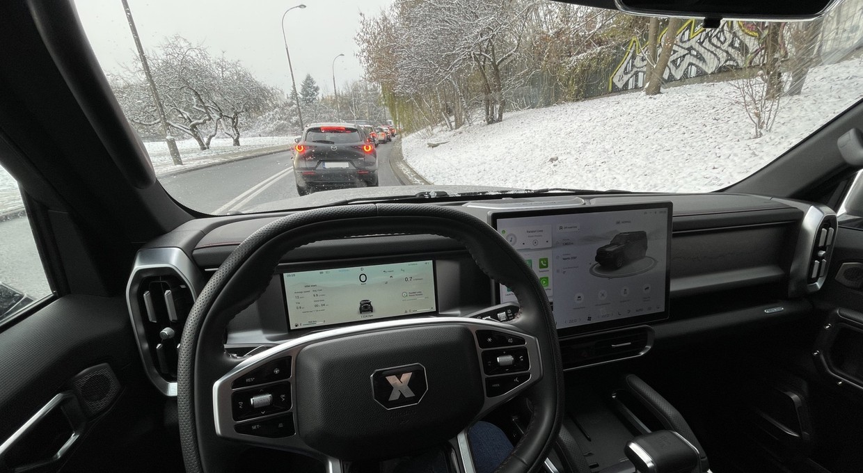 Zimą taśma klejąca w aucie może być zbawieniem. Prosty trik, genialny efekt