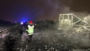 Potężny pożar na A4. Spłonęła ciężarówka z puszkami ze sprayem [Nagranie]