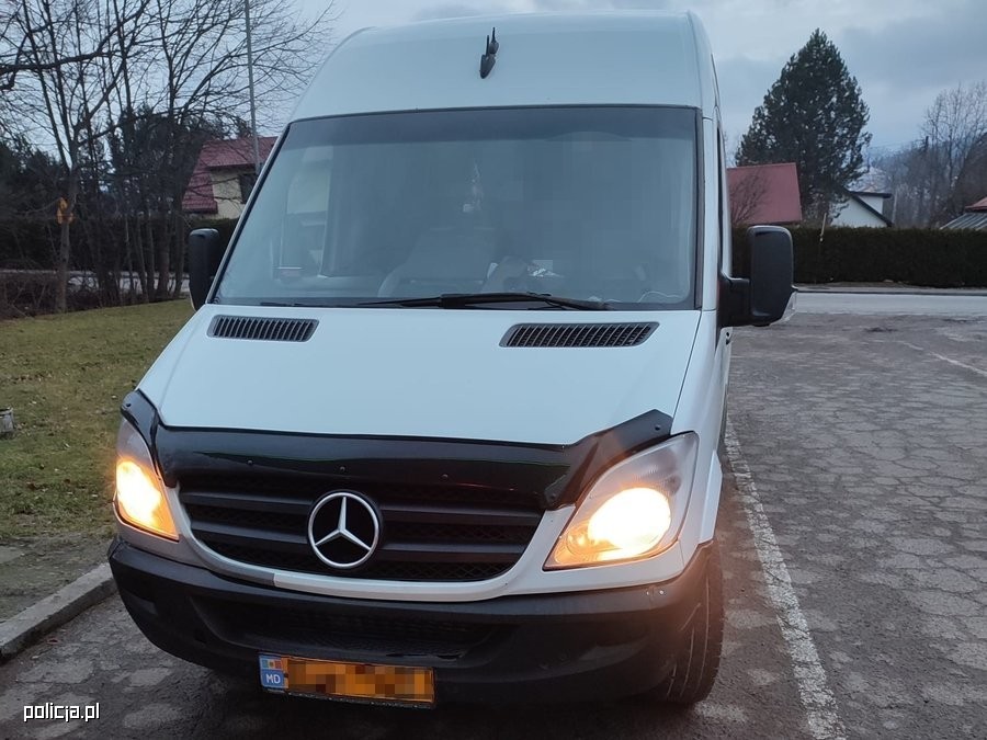 Kierowca Mercedesa jechał za szybko i wiózł zbyt dużo osób