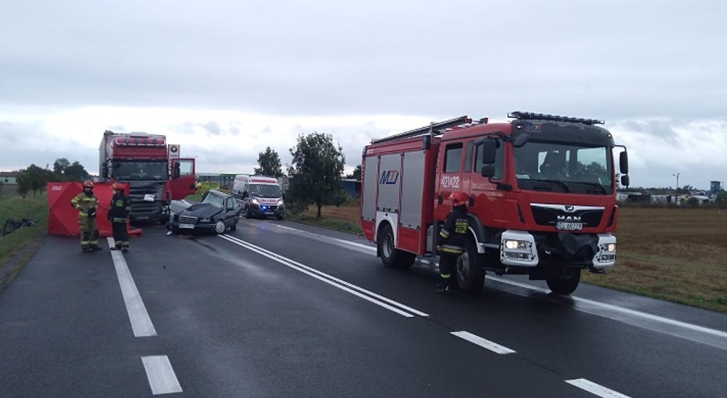 W wyniku zderzenia osobowego Mercedesa z ciężarówką na miejscu zginęli 19-latka i jadący z nią o dwa lata starszy mężczyzna