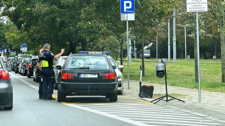 Kontrola starego samochodu wjeżdżającego do SCT w Warszawie