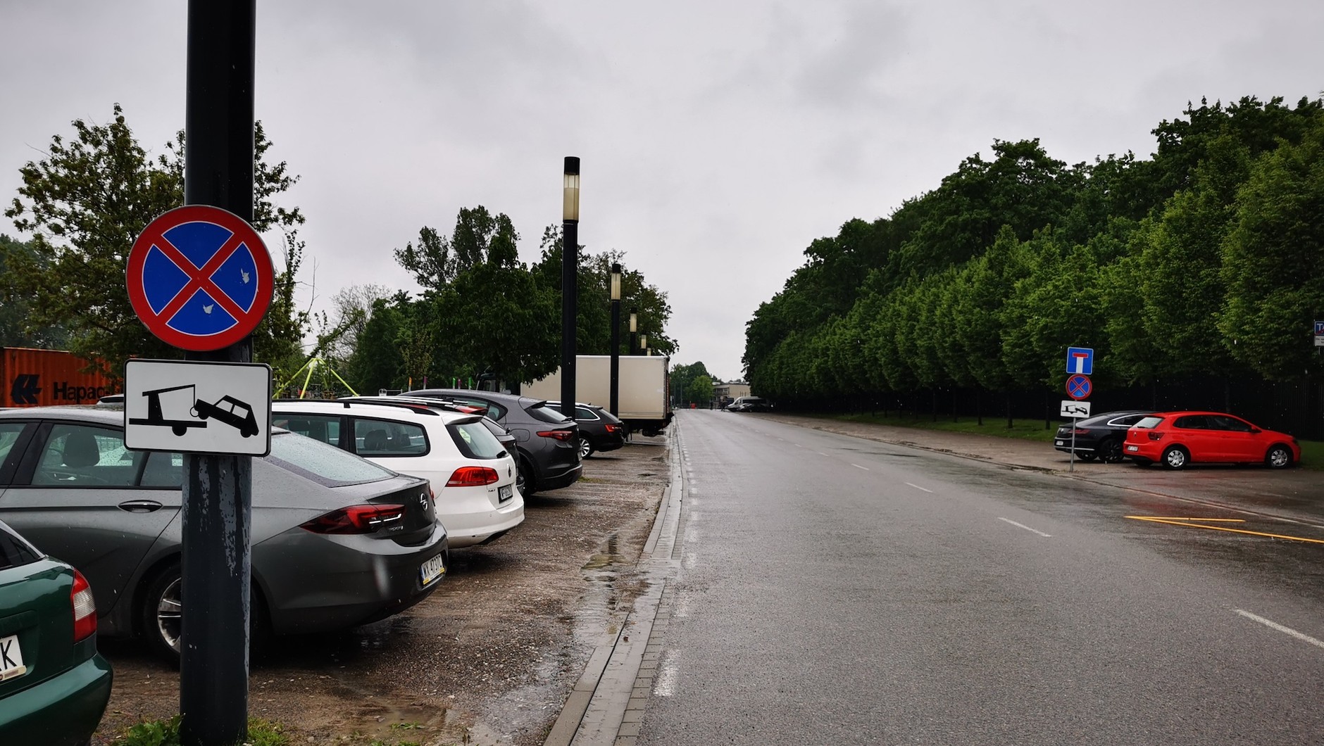 W tym miejscu samochody parkują legalnie, bo stoją na wyznaczonych miejscach (tak się kierowcom wydaje), zaś znak dotyczy tylko jezdni