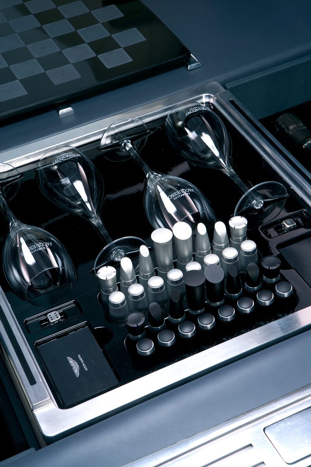 Genewa 2008: Aston Martin Rapide potwierdzony, produkcją zajmie się Magna Steyr