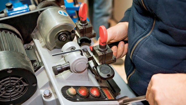 Dorabianie grota kluczyka to czysto mechaniczna praca, wymagającajednak doświadczenia i cierpliwości. Kupić również trzeba nowy grot.