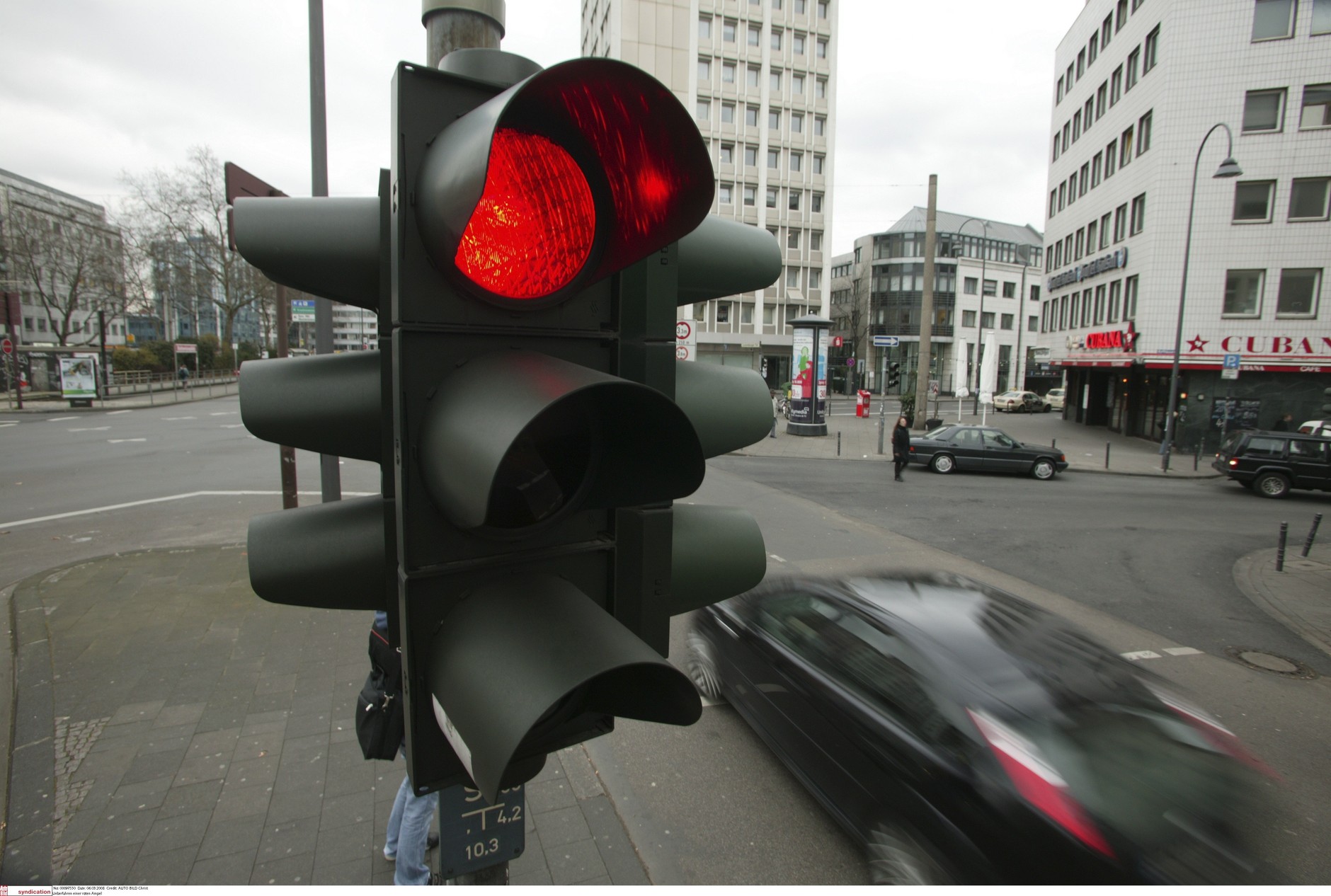 Czerwony sygnał na skrzyżowaniu