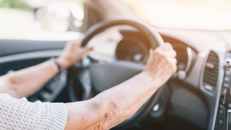 Seniorka za kierownicą