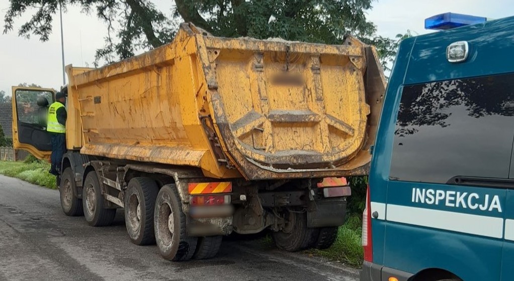 Wywrotka miała dziurawe opony i zbyt dużo towaru