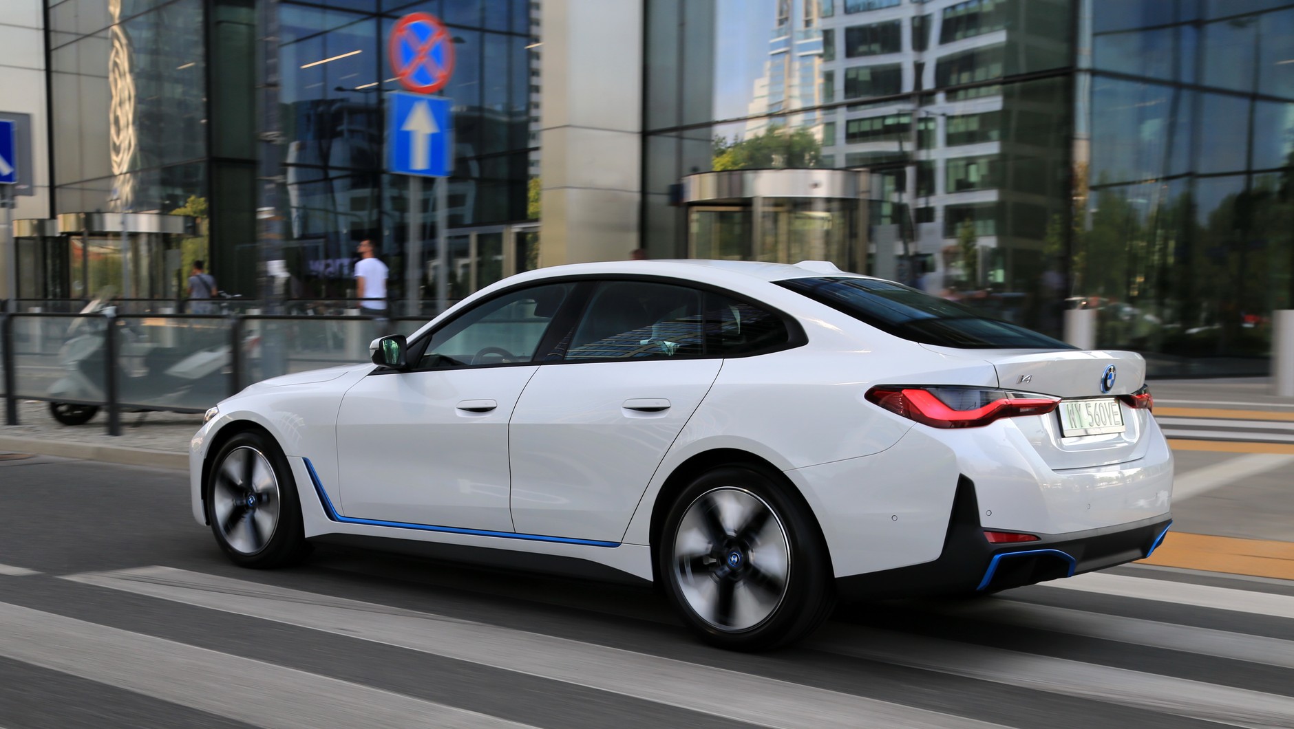 Ceny BMW i4 zaczynają się od 272 000 zł. Tyle zapłacimy za tylnonapędowy wariant z silnikiem o mocy 340 KM. O dziwo w lutym 2022 roku pojazd wyceniany był o 27 000 zł mniej!