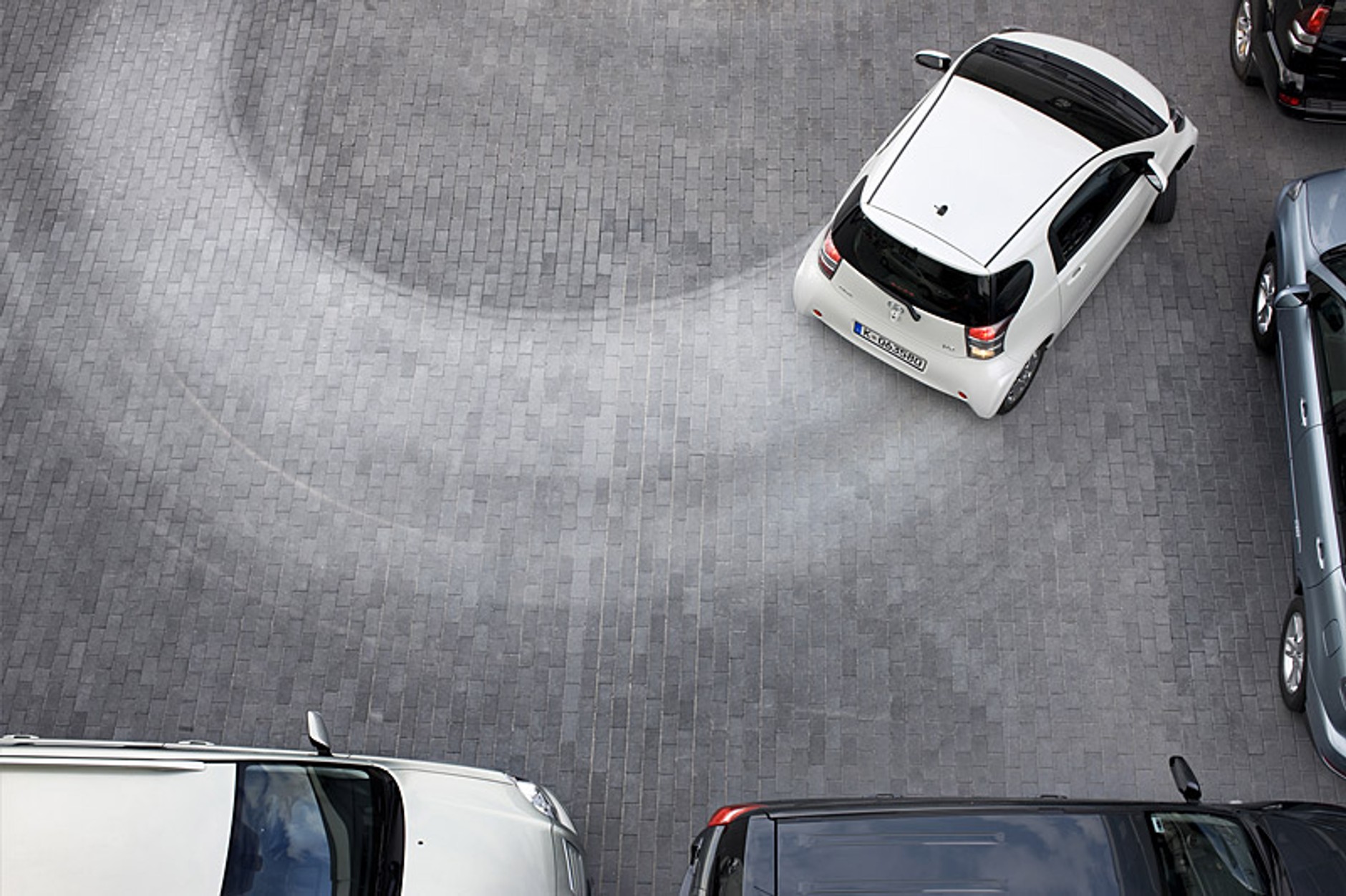 Toyota iQ: sześć nowinek technicznych zwiększających kabinę pasażerską