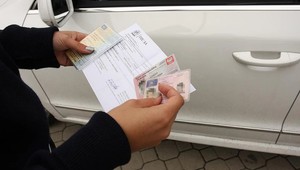 W tym przypadku musisz mieć przy sobie prawo jazdy i dowód rejestracyjny