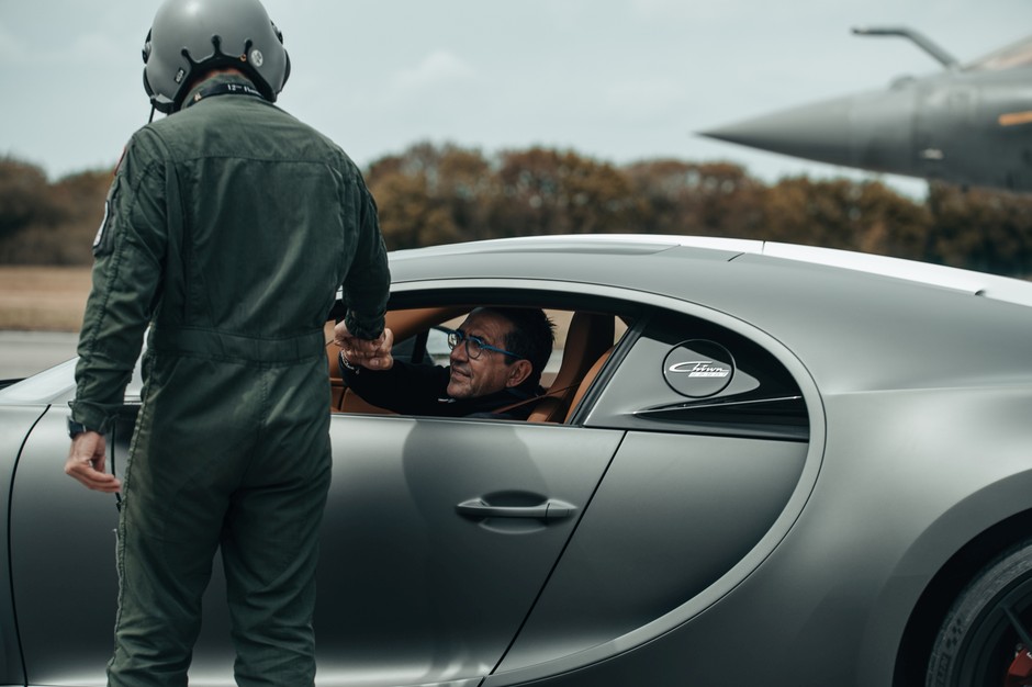 Bugatti Chiron Sport kontra myśliwiec Dassault Rafale Marine