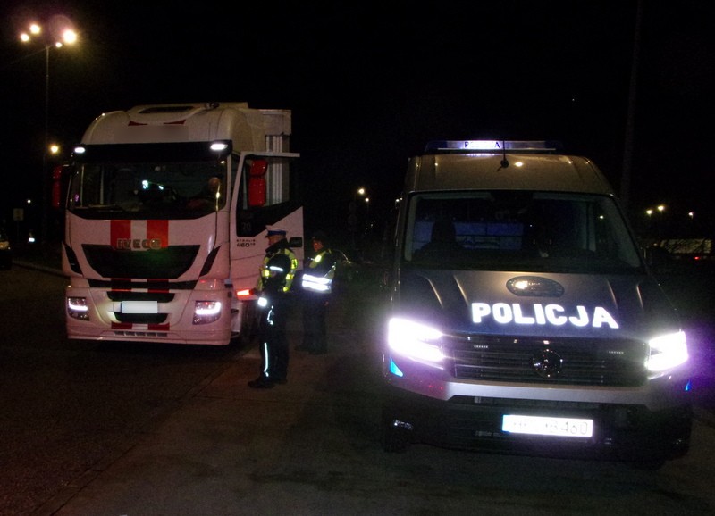 Wspólne działania policjantów toruńskiej „drogówki" z mundurowymi WITD na autostradzie A-1