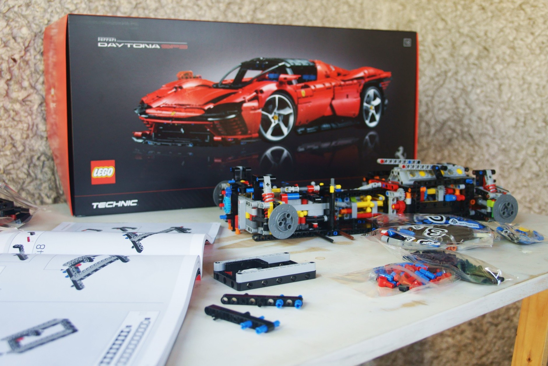 Ferrari Daytona SP3 w skali 1:8 z klocków LEGO