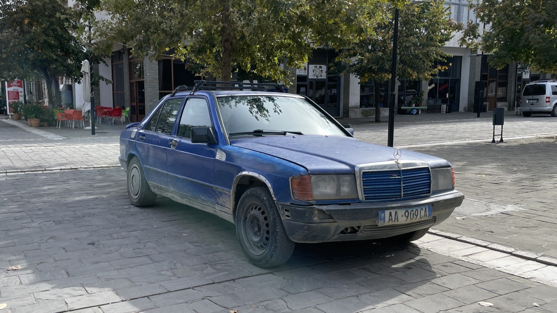 Zmęczony życiem "Baby Benz", czyli Mercedes 190 E (W201) w Albanii