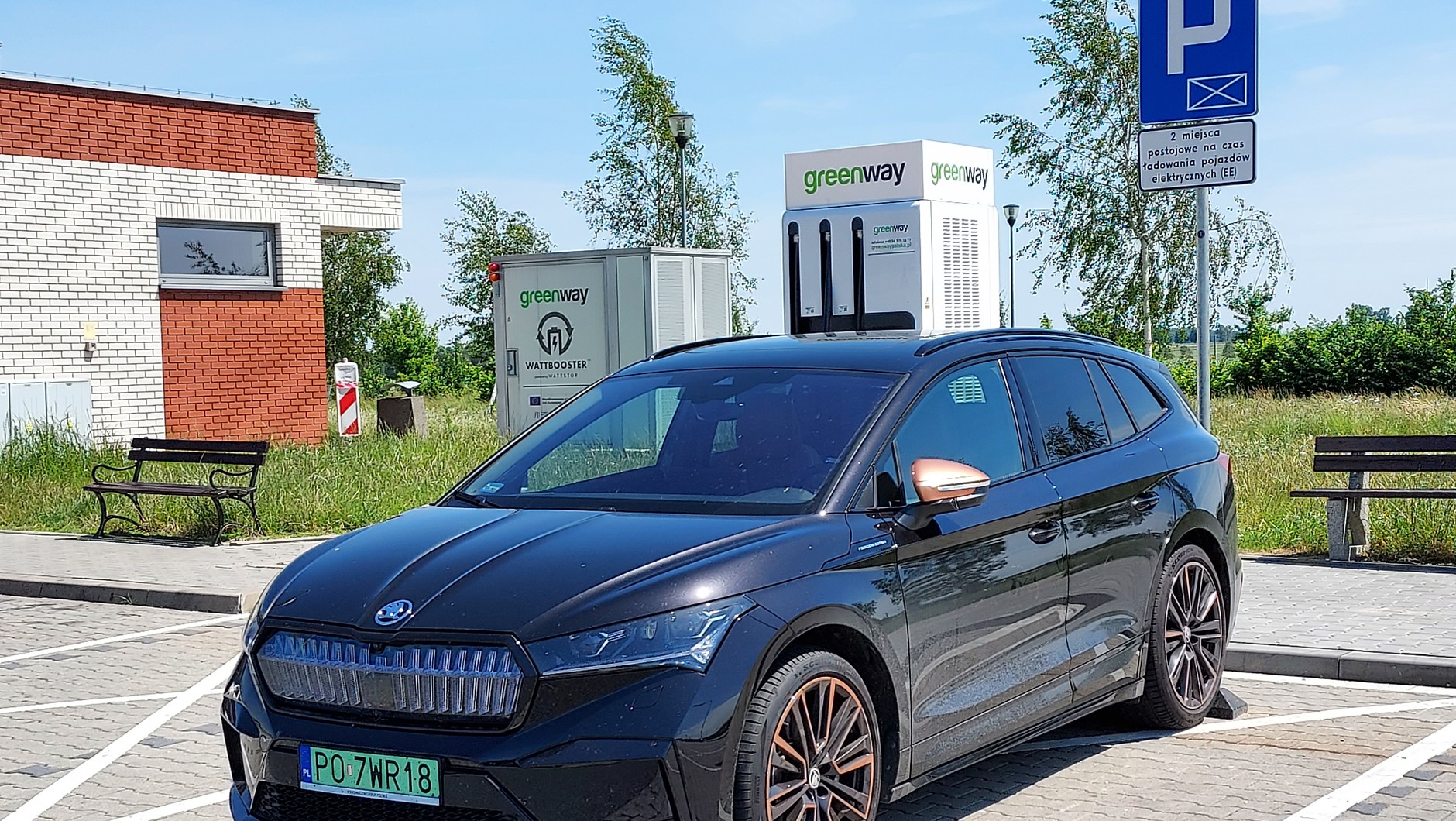 Po dotarciu do stacji ładowania i pokonaniu 242 km według komputera pokładowego Enyaqa nasz zasięg spadł do 133 km, a w baterii pozostało 29 proc. energii. Średnia prędkość wyniosła 97 km/h, a średnie zużycie energii 19,8 kWh/100 km