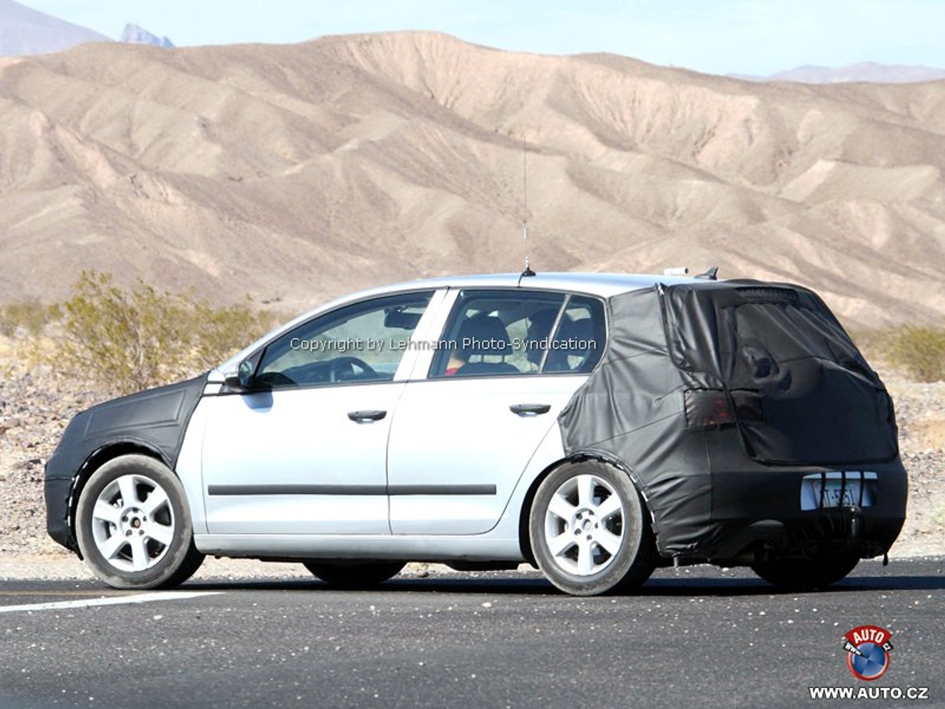 Zdjęcia szpiegowskie: Volkswagen Golf przechodzi intensywne testy