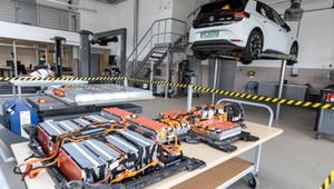 Telefon, laptop, hulajnoga i auto z unijnym paszportem. UE szykuje prawo bateryjne. Skutki odczujemy wszyscy
