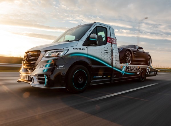 Efektowna autolaweta z Polski - oto Mercedes Sprinter Petronas Edition