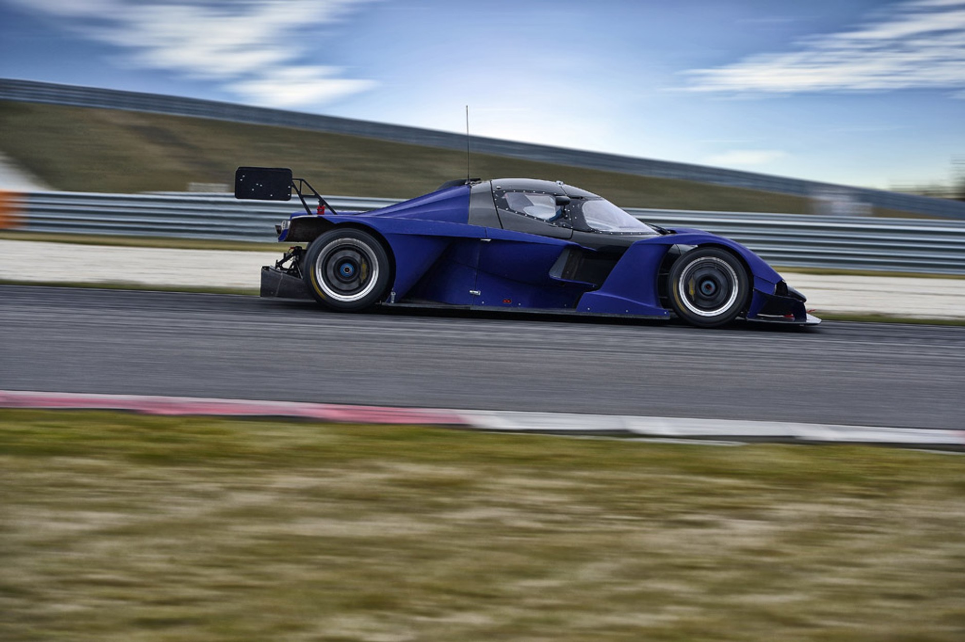 Praga R1 w starciu z Audi R8: diabeł jeździ sobie Pragą