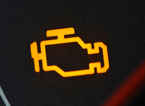 Wraz z zimą wrócił zły nawyk kierowców. Może szybko uszkodzić silnik. I to poważnie