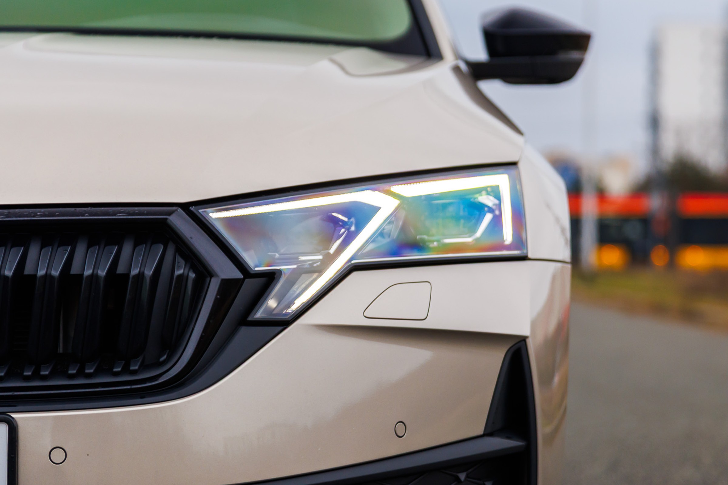 W salonach dużo się dzieje. Są przetasowania. Które auta Polacy kupują dziś najczęściej?