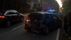Jedna kolizja mu nie wystarczyła. Kilkaset metrów dalej uderzył w kolejne auto