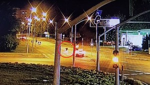 Przerażające nagranie z kamery miejskiego monitoringu. Pieszy nie miał żadnych szans