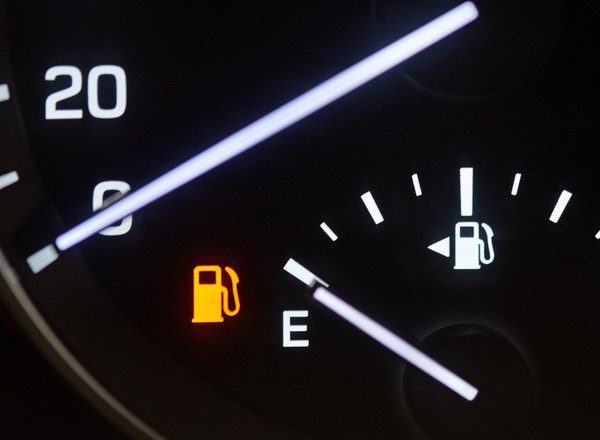 Ile kilometrów zasięgu zostaje po zapaleniu się rezerwy? Lepiej nie zwlekać, bo czasem bardzo mało