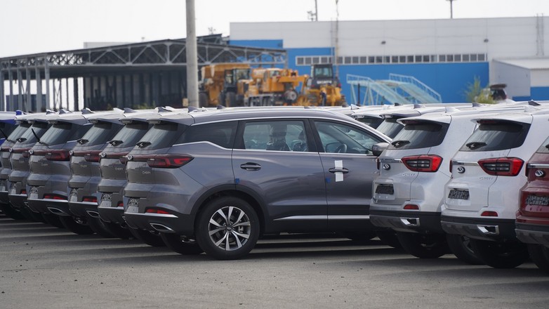 Chińskie SUV-y wyładowane z samochodowca