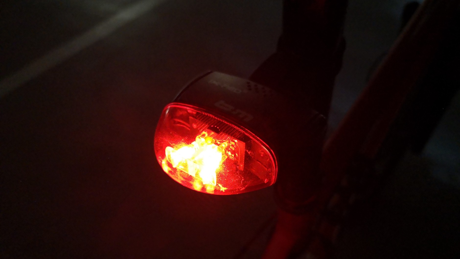 Dobra lampa tylna pozycyjna nawet kilkukrotnie przewyższa minimalne wymagania stawiane przez przepisy
