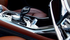 W BMW X7 rozlana kawa może skończyć się holowaniem i drogą naprawą