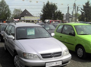 Szukamy auta z ogłoszenia: Opel Omega bez rdzy i nadwozia