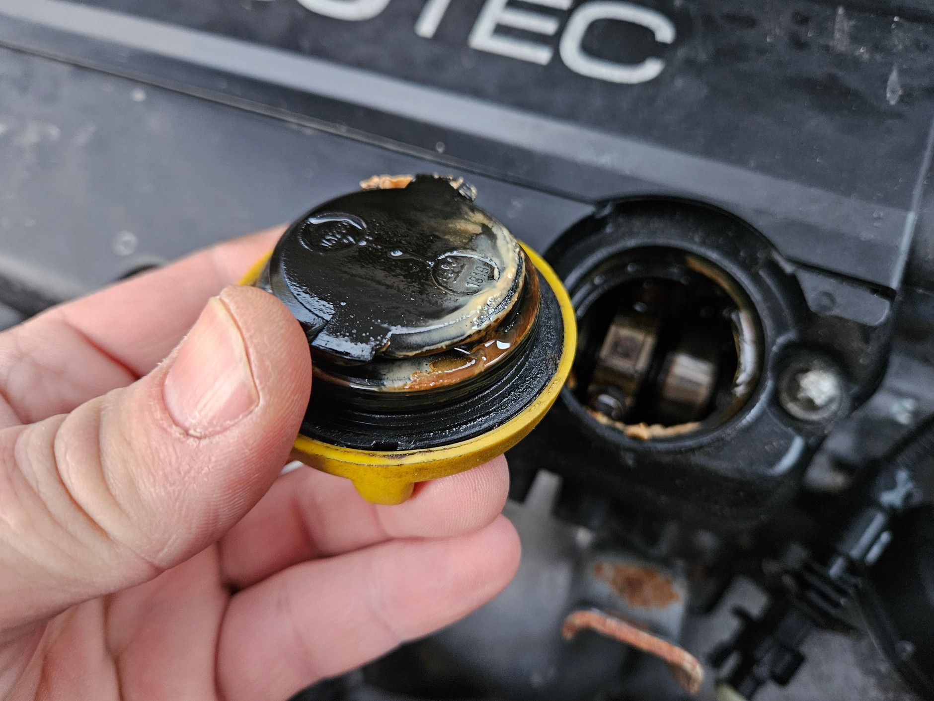 "Majonez" pod korkiem wlewu oleju to niepokojący objaw, ale nie zawsze świadczy o poważnej usterce.