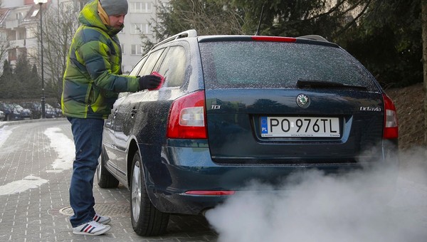 Zimowa kurtka do jazdy autem to dramatyczny wybór. Nie wiesz, jak dużo ryzykujesz