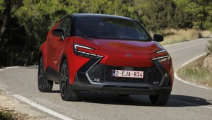 Toyota C-HR jest na wyprzedaży. Doradzam, którą wersję wybrać
