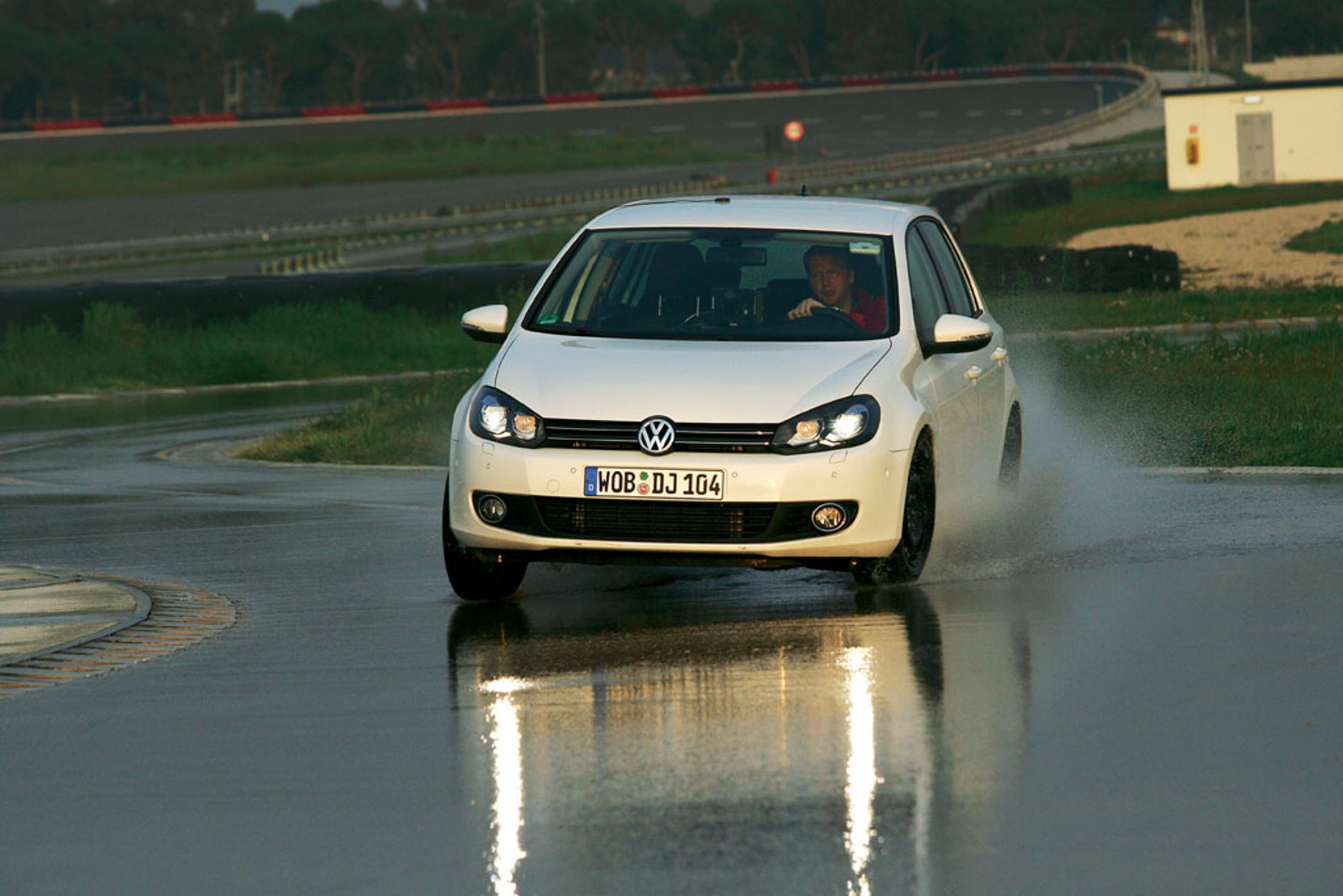 Potrzebne jak ciepła czapka: Test opon zimowych w rozmiarze 195/65 R 15 T/H