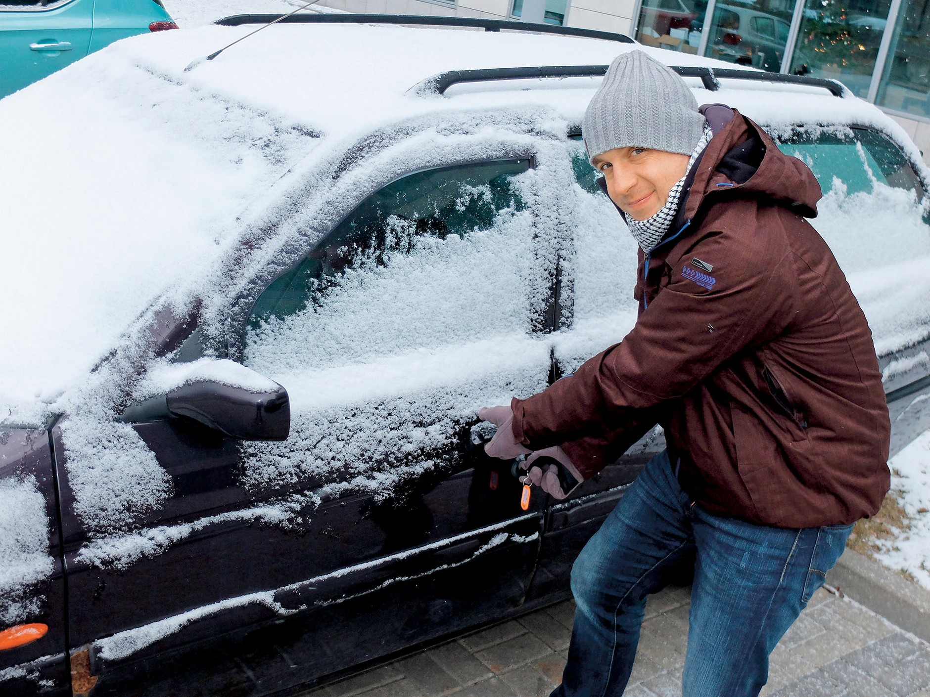 Otwieranie przymarzniętych drzwi samochodu