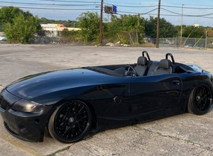 BMW Z4 bez przedniej szyby wygląda jak retro wyścigówka