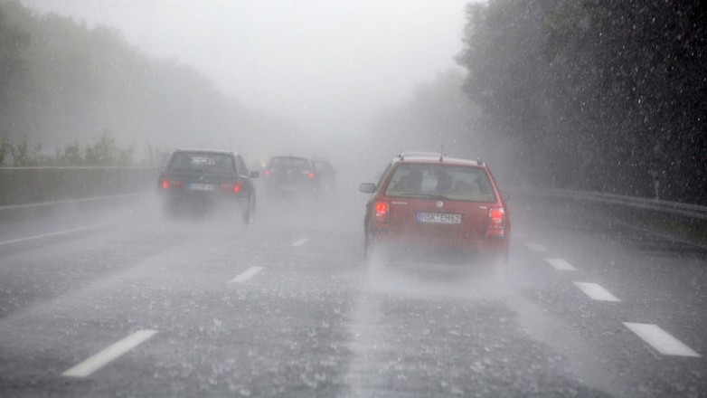 Uwaga będzie ślisko - jak niebezpieczne są łyse opony podczas opadów deszczu?