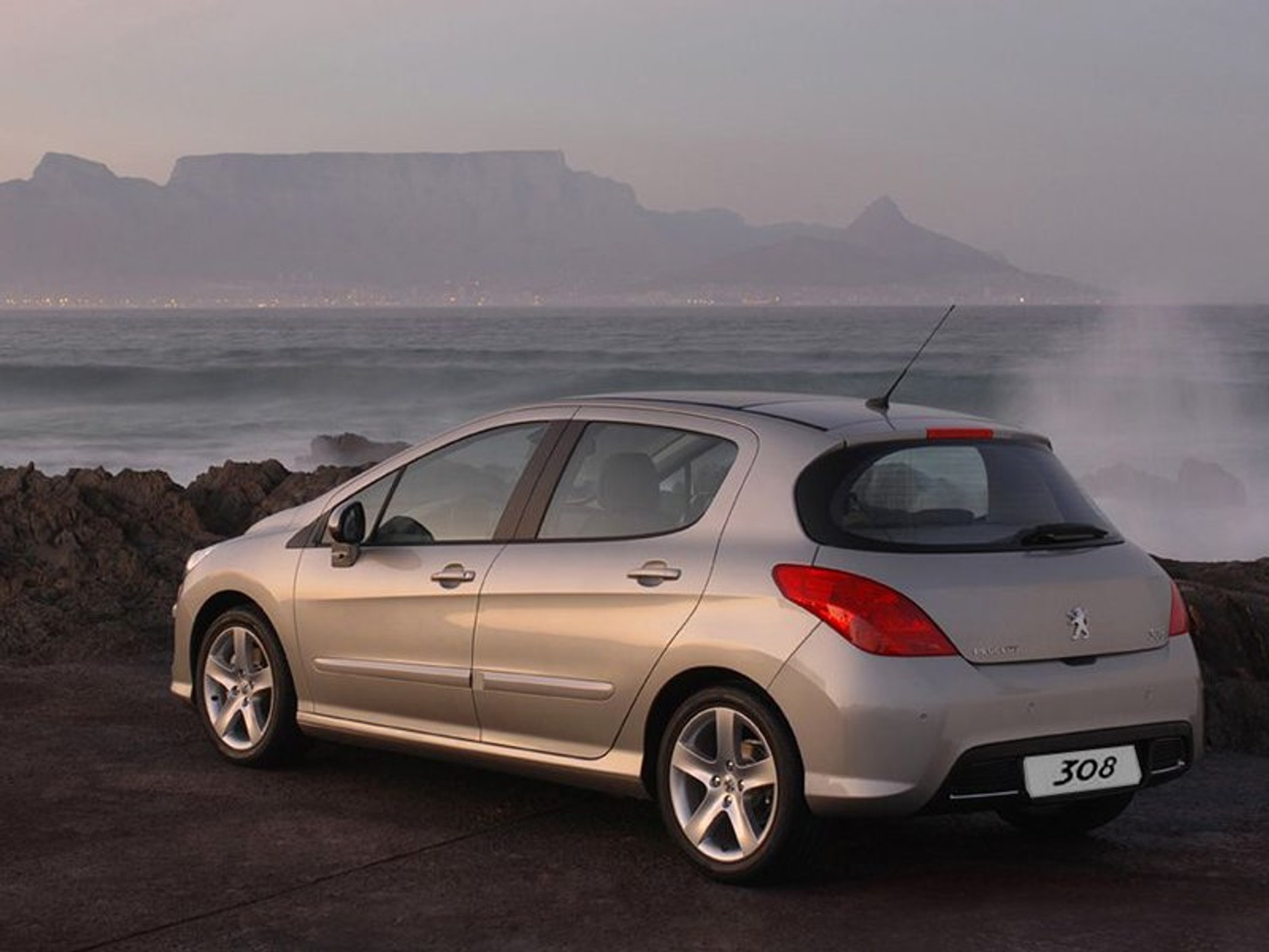 Zdjecia szpiegowskie: nowy Peugeot 308, czyli 407 + 207 = 308