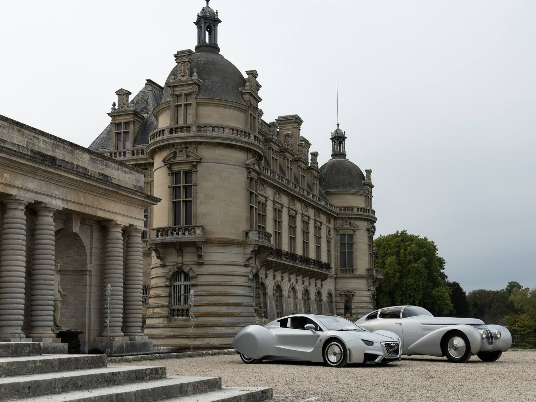 Samochody Hispano Suiza. Dzieli je 81 lat, łączy wspólne DNA